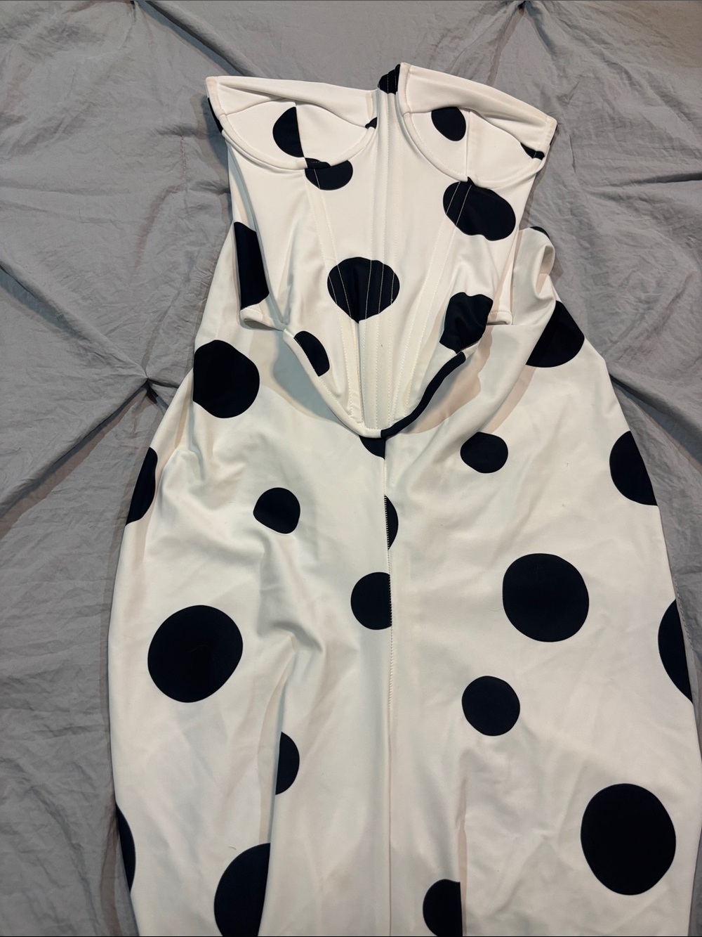 Elegant Strapless White Dress with Bold Black Polka Dots